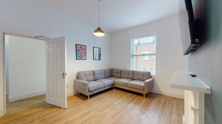 19b Rufford Road